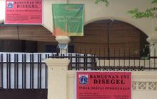 Saat ibadah, Jemaah Ahmadiyah selalu berpakaian rapi dan bawa mobil