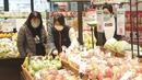Orang-orang memakai masker saat berbelanja di supermarket di Taipei, Taiwan, Senin (20/2/2023). Tiga tahun setelah pandemi global COVID-19, Taiwan pada hari Senin mengatakan orang tidak lagi harus memakai masker setiap saat di dalam ruangan meskipun masih menerapkan beberapa pembatasan. (AP Photo/Chiang Ying-ying)