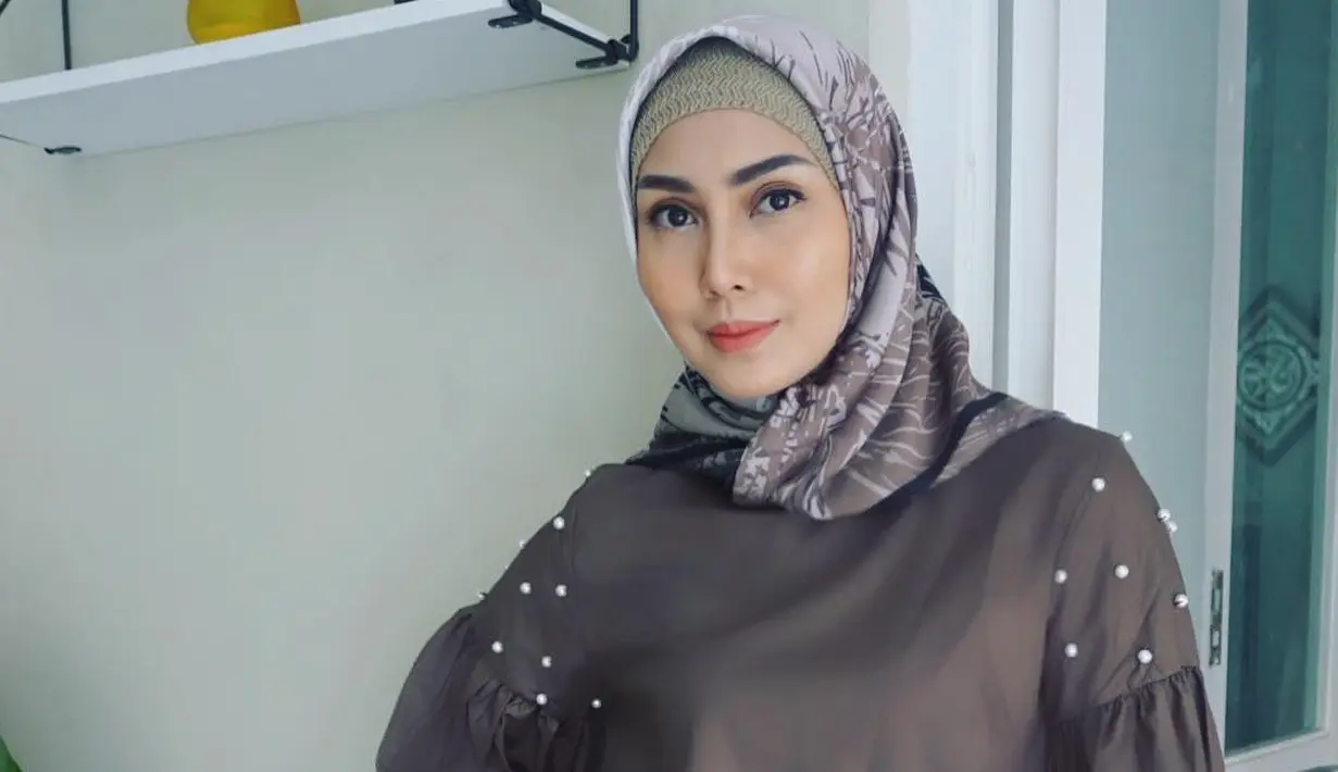 Awal tahun 2018 menjadi waktu yangdipilih Fenita Arie untuk mengubah penampilannya menjadi berhijab. Semakin hari, penampilan istri Arie Untung ini semakin cantik dan pastinya membuat Arie makin jatuh hati. (Instagram/fenitarie)