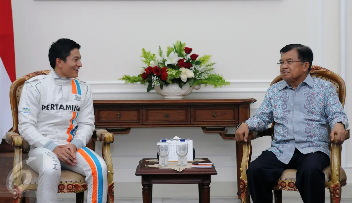 Pembalap Indonesia, Rio Haryanto (kiri) berbincang dengan Wakil Presiden Jusuf Kalla di Istana Wapres, Jakarta, Senin (14/3/2016). Kedatangan Rio untuk meminta restu jelang laga perdana Formula 1, 20 Maret mendatang. (Liputan6.com/Helmi Fithriansyah) 