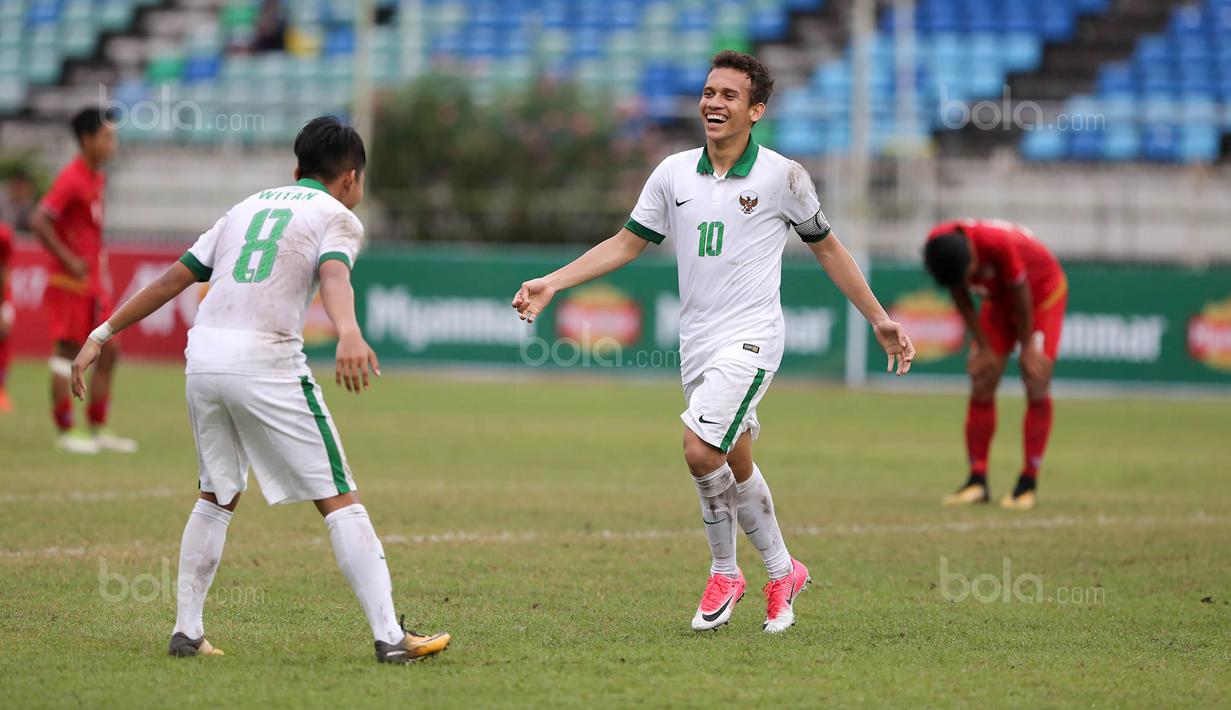 Pemain Indonesia U-19, Egy Maulana Vikri, melakukan selebrasi usai menjebol gawang Myanmar pada laga Piala AFF U-18 di Stadion Thuwunna, Minggu (17/9/2017). Egy Maulana menjadi top skorer Piala AFF U-18 dengan delapan gol. (Liputan6.com/Yoppy Renato)