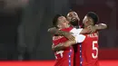 Gelandang Chile, Arturo Vidal (tengah) berselebrasi dengan timnya setelah mencetak gol ke gawang Peru dalam laga Kualifikasi Piala Dunia 2022 zona Conmebol di Estadio Nacional, Santiago, Jumat (13/11/2020). Chile mengalahkan Peru 2-0 berkat gol yang diborong Arturo Vidal (Ivan Alvarado, Pool via AP)
