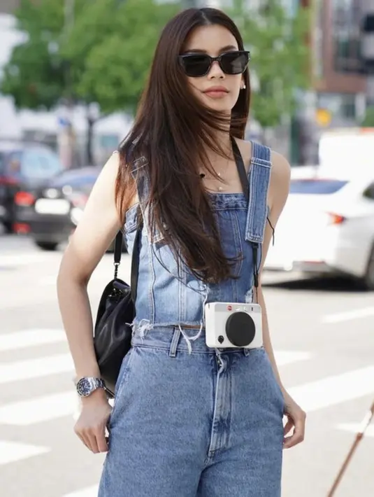 <p>Sabrina Chairunnisa tampil menawan bagai ABG saat ke Korea. Ia kenakan one set denim on denim. [Foto: Instagram/ Sabrina Chairunnisa]</p>