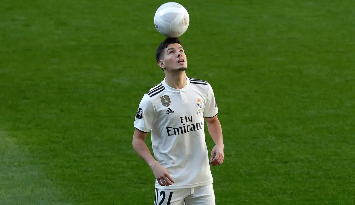 Pemain baru Real Madrid, Brahim Diaz mengontrol bola saat diperkenalkan di Santiago Bernabeu  (7/1). Diaz direkrut Madrid dari Manchester City dengan dana 17,3 juta euro (Rp 281 miliar) plus 7,3 juta euro (Rp 118 miliar). (AP Photo/Manu Fernandez)