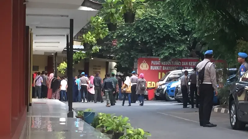 Puluhan orang berdatangan menuju Kamar Mayat RS Polri, Kramatjati