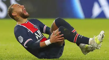 Pemain Paris Saint-Germain Neymar jatuh kesakitan saat menghadapi Lyon pada pertandingan League One di Stadion Parc des Princes, Paris, Prancis, Minggu (13/12/2020).  PSG kalah dari Lyon dengan skor 0-1. (AP Photo/Thibault Camus)