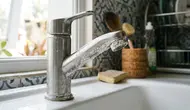 Cara Menghilangkan Kerak Putih di Keran Air dengan Bahan Dapur agar Tak Menumpuk