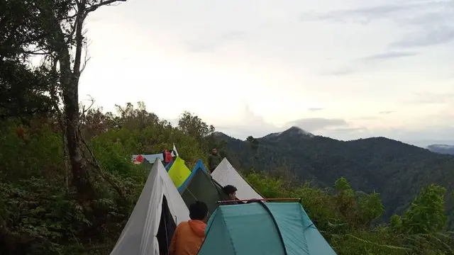 Pendaki di Gunung Tambakruyung di Ciwidey Bandung. (Dok: IG @ultralight_bandung https://www.instagram.com/p/CYRX0OPvLHf/?igsh=MW50MnJ0ZHozaDE0NA%3D%3D)