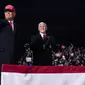 Presiden Donald Trump dan Wakil Presiden Mike Pence tiba untuk rapat umum kampanye di Bandara Cherry Capital, Senin, 2 November 2020, di Traverse City, Mich. (AP Photo / Evan Vucci)