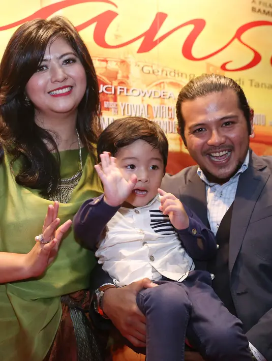 Ramon Y Tungka selalu menerapkan shalat meski buah hatinya berusia 2,5 tahun. Sebagai seorang orangtua Ramon selalu menanamkan kebaikan untuk sang buah hatinya. (Nurwahyunan/Bintang.com)