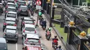 Pengendara sepeda motor melintasi jalur pejalan kaki di Jalan Medan Merdeka Timur saat kemacetan imbas demo sopir taksi di depan Istana Negara, Jakarta, Rabu (14/2). (Liputan6.com/Immanuel Antonius)