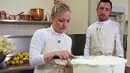 Nah untuk yang satu ini, tertuliskan keterangan foto yang diunggah Instagram Kensington Royal bahawa wanita ini tengah menghias kue pengantin berwarna putih. Nampaknya akan hadir kue pengantin cantik nantinya. (Instagram/kensingtonroyal)