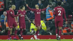 Penyerang Liverpool, Cody Gakpo (tengah) berselebrasi dengan rekan setimnya setelah mencetak gol ke gawang Everton pada pertandingan lanjutan Liga Inggris di stadion Anfield di Liverpool, Inggris, Selasa (14/2/2023). Ini merupakan gol perdana Gakpo sekaligus mengantar Liverpool menang atas Everton 2-0. (AP Photo/Jon Super)