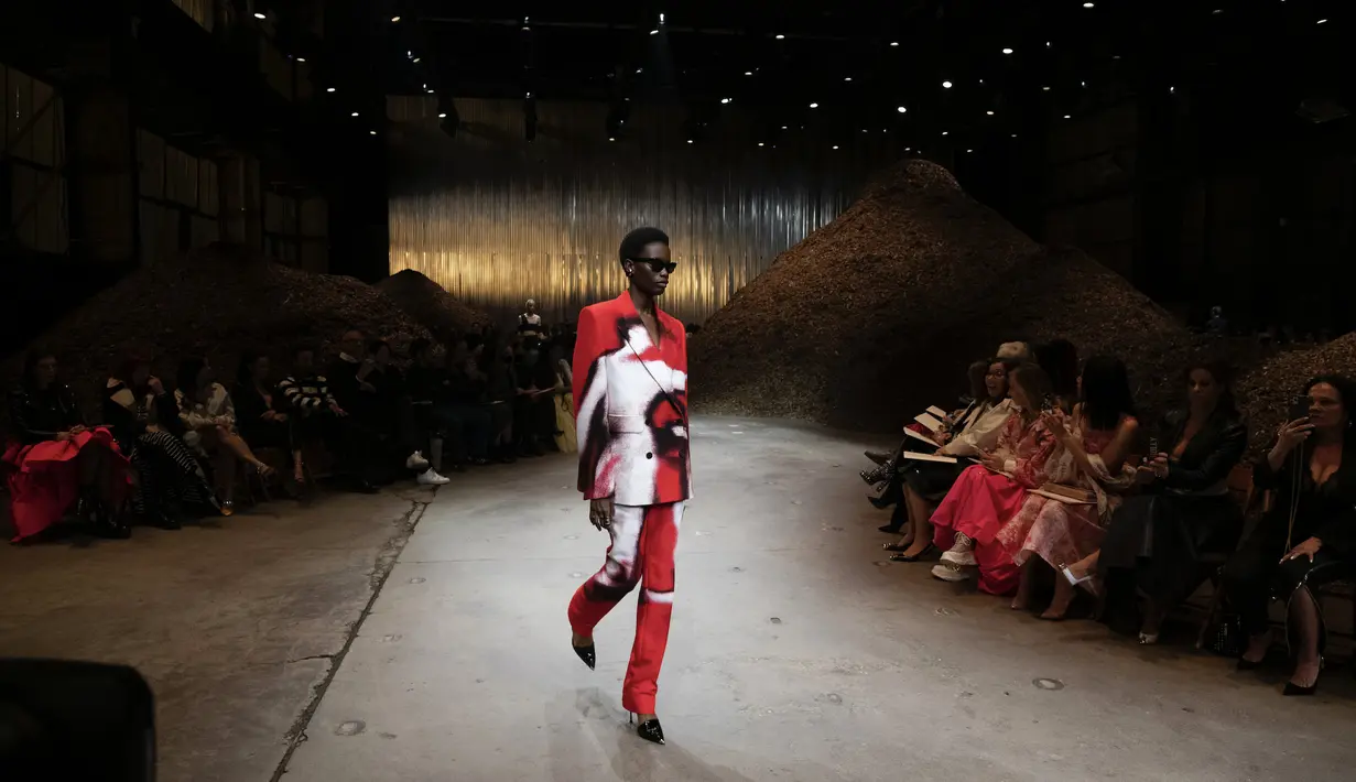 Bahkan kesan psychedelic juga berhail tertangkap pada koleksi ini yang diambil akibat efek dari jamur tersebut.