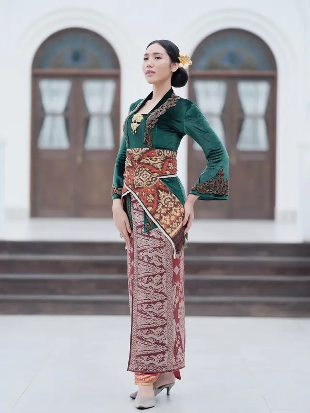 Kebaya kutu baru velvet pilihan public figure