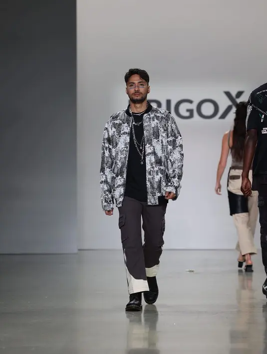 <p>Sisi maskulin Refal Hady begitu terpancar. (Foto: Instagram/ erigostore)</p>