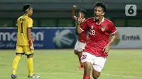 Pemain depan Timnas Indonesia U-19, Rabbani Tasnim Siddiq (kanan) usai menjebol gawang Filipina U-19 pada lanjutan penyisihan grup A Piala AFF U-19 2022 di Stadion Patriot Candrabhaga, Bekasi, Jawa Barat, Jumat (8/7/2022). Rabbani Tasnim Siddiq tampil cemerlang dan mencetak tiga dari lima gol yang bersarang di gawang Filipina U-19. (Liputan6.com/Helmi Fithriansyah)