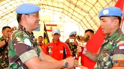 Citizen6, Lebanon: Komandan FHQSU Kolonel Adm Dharmawan Bhakti mewakili Komandan UNIFIL menyerahkan tropy juara umum pada saat penutupan pertandingan, bertempat di Rubb Hall, Markas UNIFIL, Lebanon, Senin (25/6). (Pengirim: Badarudin Bakri).