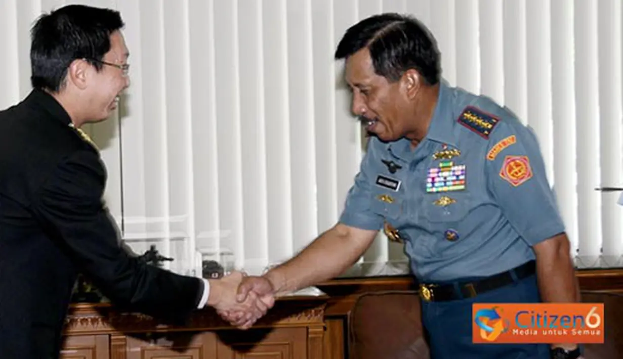 Citizen6, Jakarta: Kasal Singapura,  RADM Chew Men Leong, bersalaman dengan Panglima TNI Laksamana TNI Agus Suhartono, S.E. di Mabes TNI Cilangkap, Jumat(18/3).