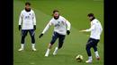 Sebagai musuh di lapangan, Ramos dan Messi kerap terlibat berbagai gesekan atau intrik saat membela tim masing-masing dalam lakon antara dua klub rival bebuyutan Liga Spanyol tersebut. (AFP/Franck Fife)
