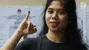 Warga menunjukkan jari bertinta usai menggunakan hak pilih pada Pemilu 2019 di Jakarta, Rabu (17/4). Pemilu 2019 juga disebut sebagai 'pemilu sehari terbesar di dunia'. (Liputan6.com/JohanTallo)