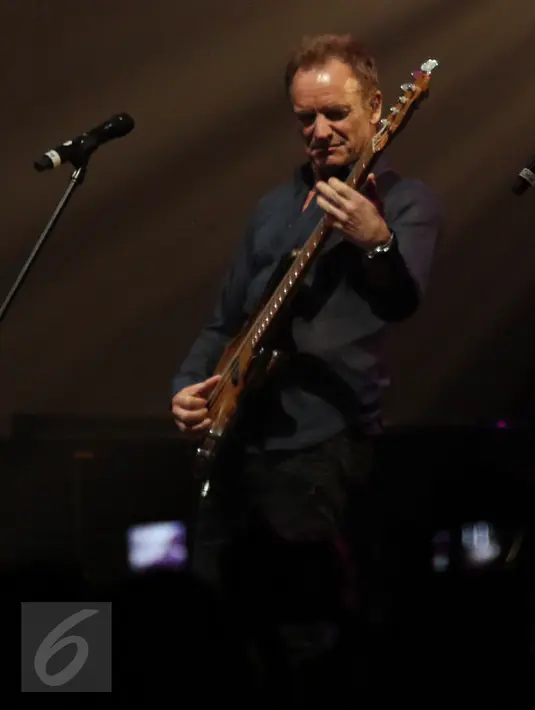 Penampilan energik musisi asal Inggris, Sting pada pagelaran Java Jazz Festival 2016 di BNI Hall, JIEXPO Kemayoran, Jakarta, Minggu (6/3). Penampilan musisi bernama Gordon Matthew Thomas Sumner itu menutup JJF dengan manis. (Liputan6.com/Herman Zakharia)