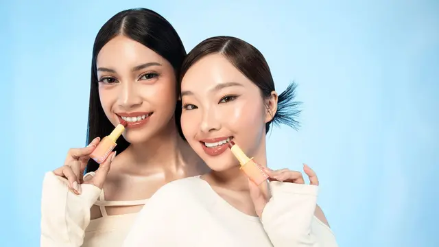 Azarine Glowkiss Lip Balm SPF 35 (photo by azarine)