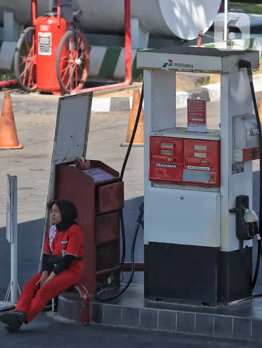 Seorang petugas menunggu pelanggan di salah satu stasiun pengisian bahan bakar umum (SPBU), Jakarta, Rabu (20/12/2023). (Liputan6.com/Angga Yuniar)
