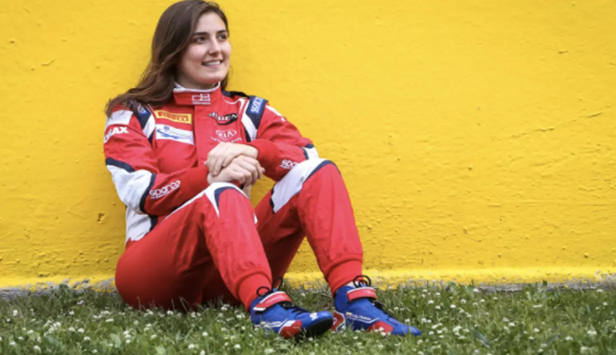 Tatiana Calderon menjadi pebalap wanita terbaru yang mencoba menembus grid F1. Pebalap asal Kolombia itu resmi bergabung dengan Sauber sebagai pebalap pengembang untuk musim 2017 pada 28 Februari. (Bola.com/tatiana.com)