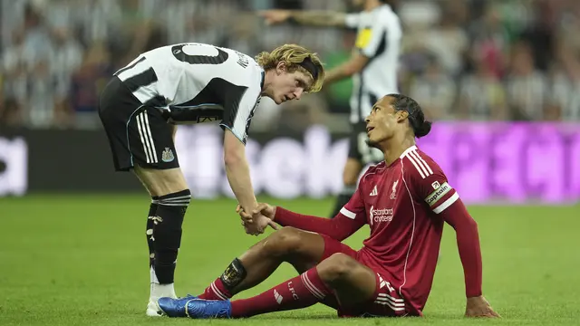 Reaksi Anthony Gordon usai melakukan pelanggaran keras pada Virgil van Dijk di laga Newcastle vs Liverpool di matchday 2 Liga Inggris 2025/2026 di St James' Park, Selasa (26/08/2025). (AP Photo/Jon Super).