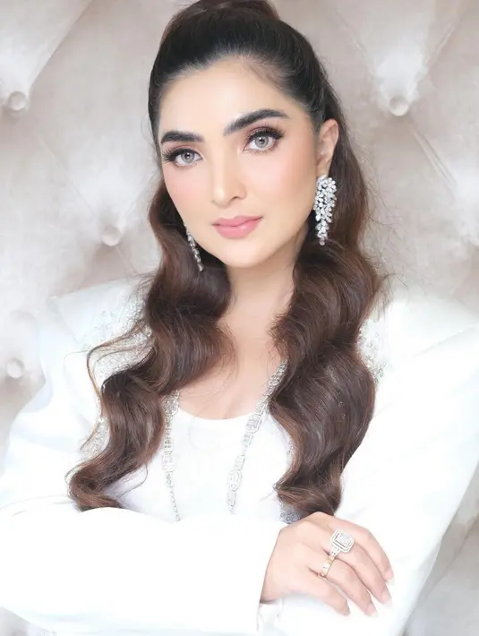 Potret cantik luar biasa Ashanty dalam balutan outfit berwarna putih. Dengan nuansa dreamy, Ashanty tampil sangat cantik dengan makeup bold berwarna merah muda dan eye-makeup yang mempertajam area matanya. Foto: Instagram.