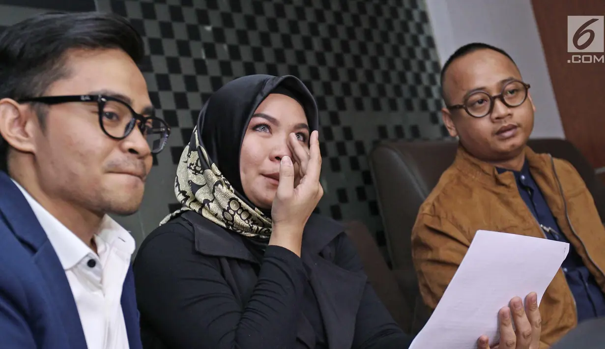 Istri Aldi Taher, Georgia Aisyah menghapus air mata saat memberi keterangan soal gugat cerai ke Aldi Taher, Jakarta, Jumat (03/11). Georgia menjelaskan gugat cerainya karena dirinya tidak cocok sebelum Aldi kena kanker. (Liputan6.com/Herman Zakharia)