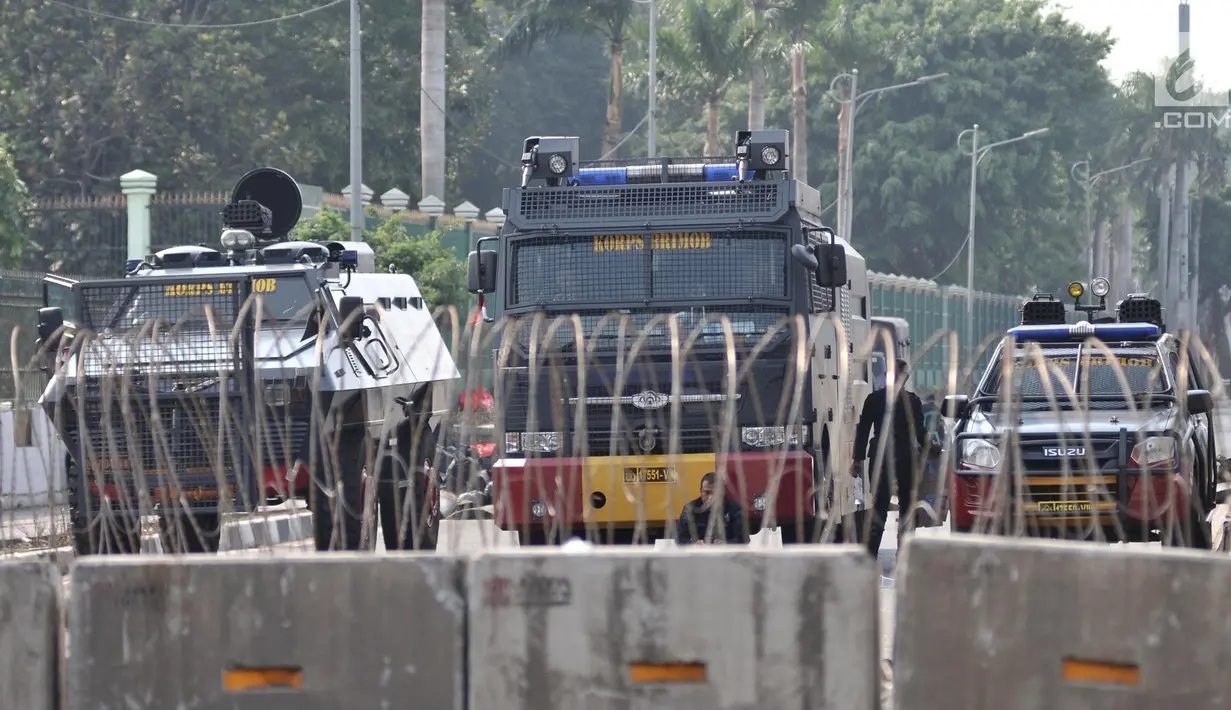 Kawat berduri dan kendaraan taktis menutup akses menuju Gedung DPR RI di Jalan Gatot Subroto, Jakarta, Kamis (26/9/2019). Polisi menutup jalan mulai dari simpang Gerbang Pemuda guna mengantisipasi adanya aksi unjuk rasa susulan. (merdeka.com/Iqbal S Nugoroho)
