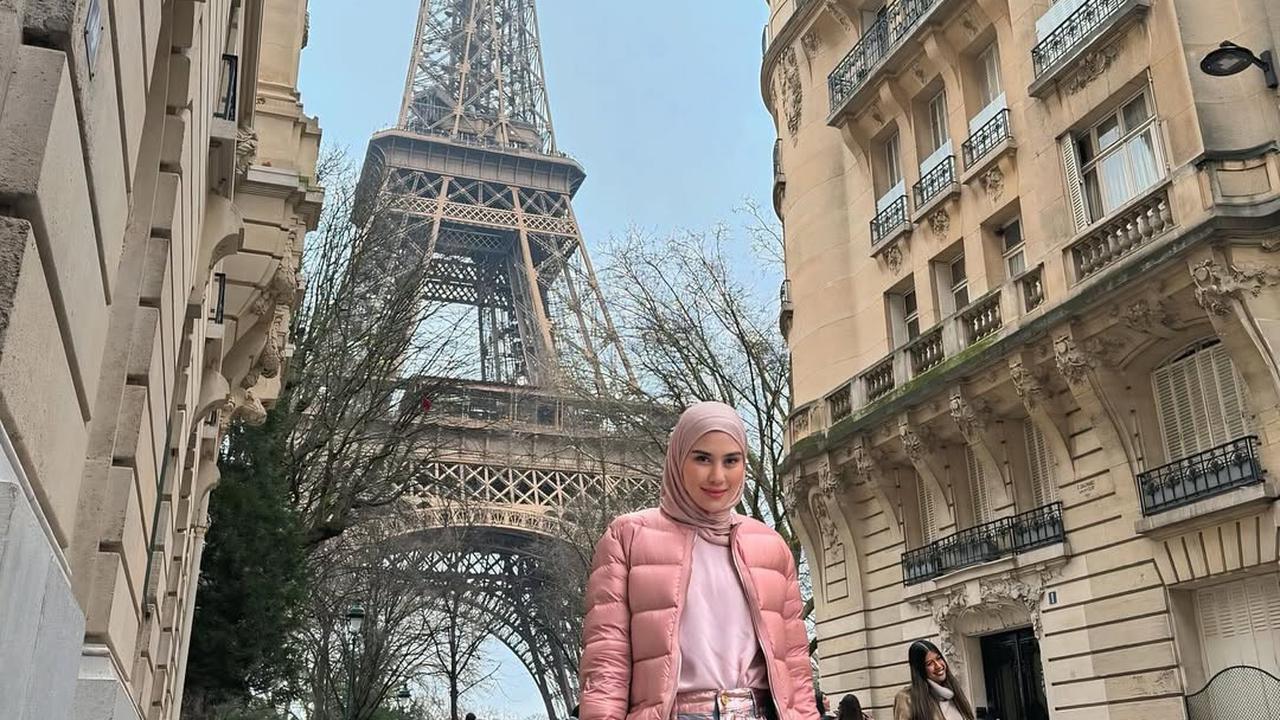 Potret Cantik Syahnaz Liburan ke Paris, Tampil Gemas dengan Outfit Serba Pink