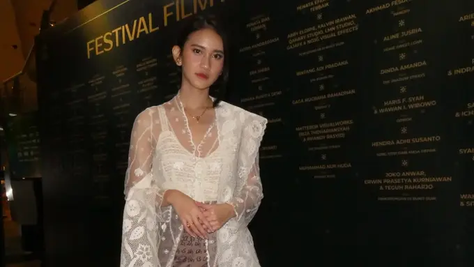 Boyong Piala di FFI 2025, Leya Princy Tampil Memikat dengan Kebaya Putih dan Kain Batik Aksara Sunda Kuno Karyanya Sendiri