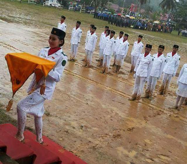 Lapangan penuh lumpur tak membuat paskibra patah semangat menjalankan tugasnya mengibarkan bendera di HUT RI/copyright twitter.com/eMbahNyutz