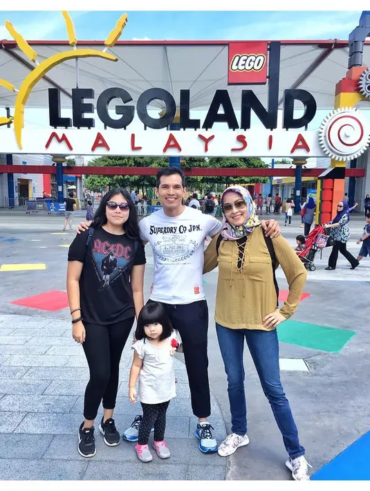 "Istri itu bukan pelayan bagi suami, tapi ia mitra saya. Nah, untuk membangun kemitraan itu harus happy," kata lelaki yang sempat bermain dalam Lupus Milenia. (Instagram/dessyilsanty)