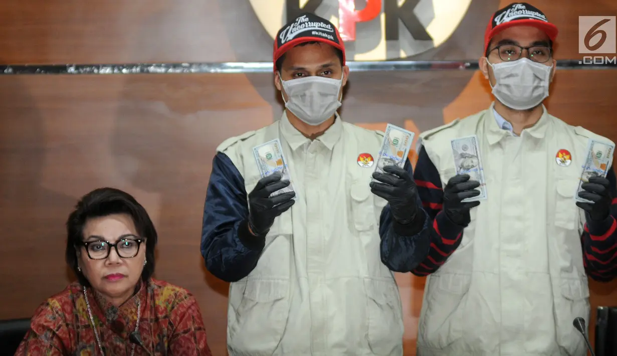 Petugas disaksikan Wakil Ketua KPK Basaria Panjaitan menunjukkan barang bukti hasil OTT Bupati Muara Enim uang 35.000 dollar AS di Gedung KPK, Jakarta, Selasa (3/9/2019). Uang tersebut terkait suap 16 proyek peningkatan pembangunan jalan di Muara Enim. (merdeka.com/Dwi Narwoko)