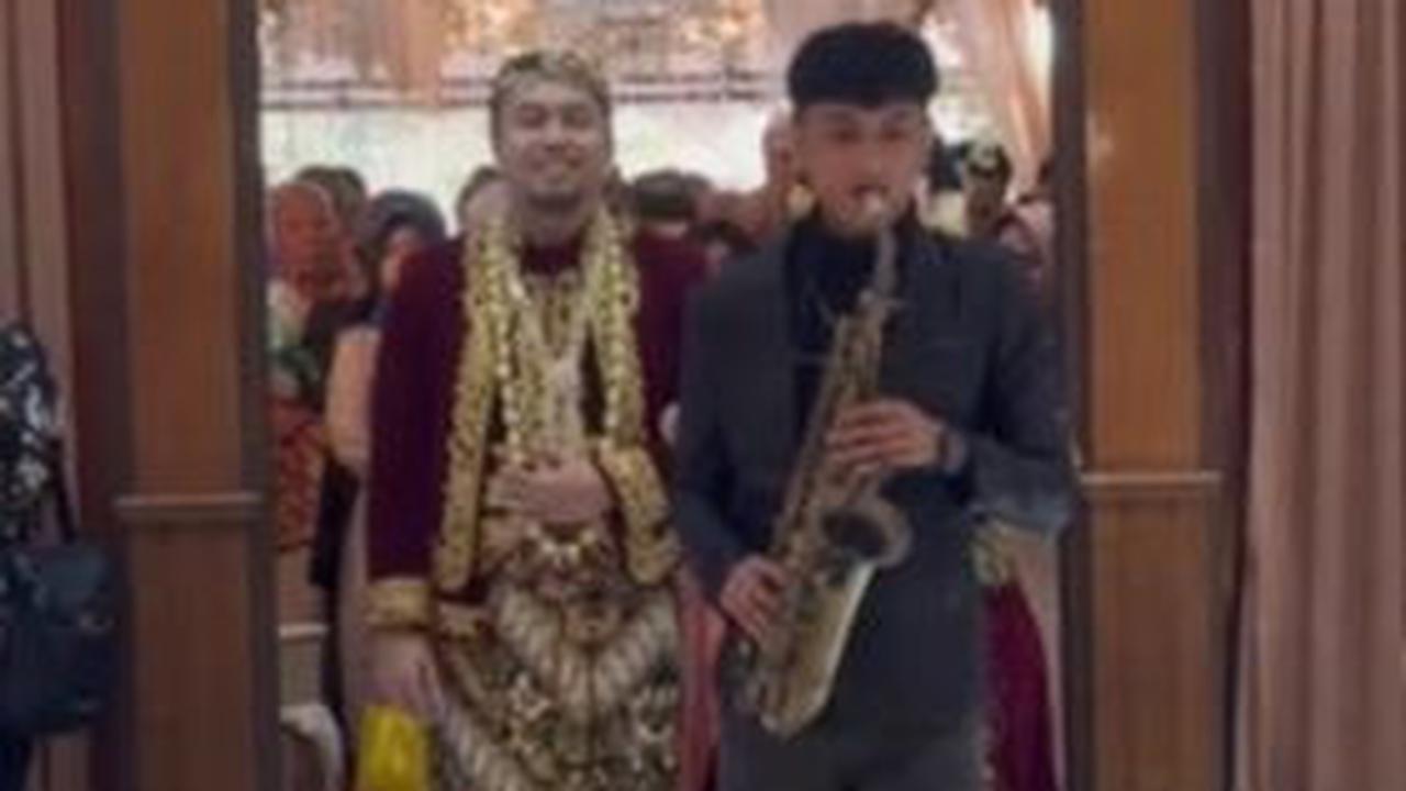Nyeleneh! Pasangan Tak Pakai Iringan Musik Cinta saat Kirab Nikah, Malah Lagu Kartun Bikin Ngakak