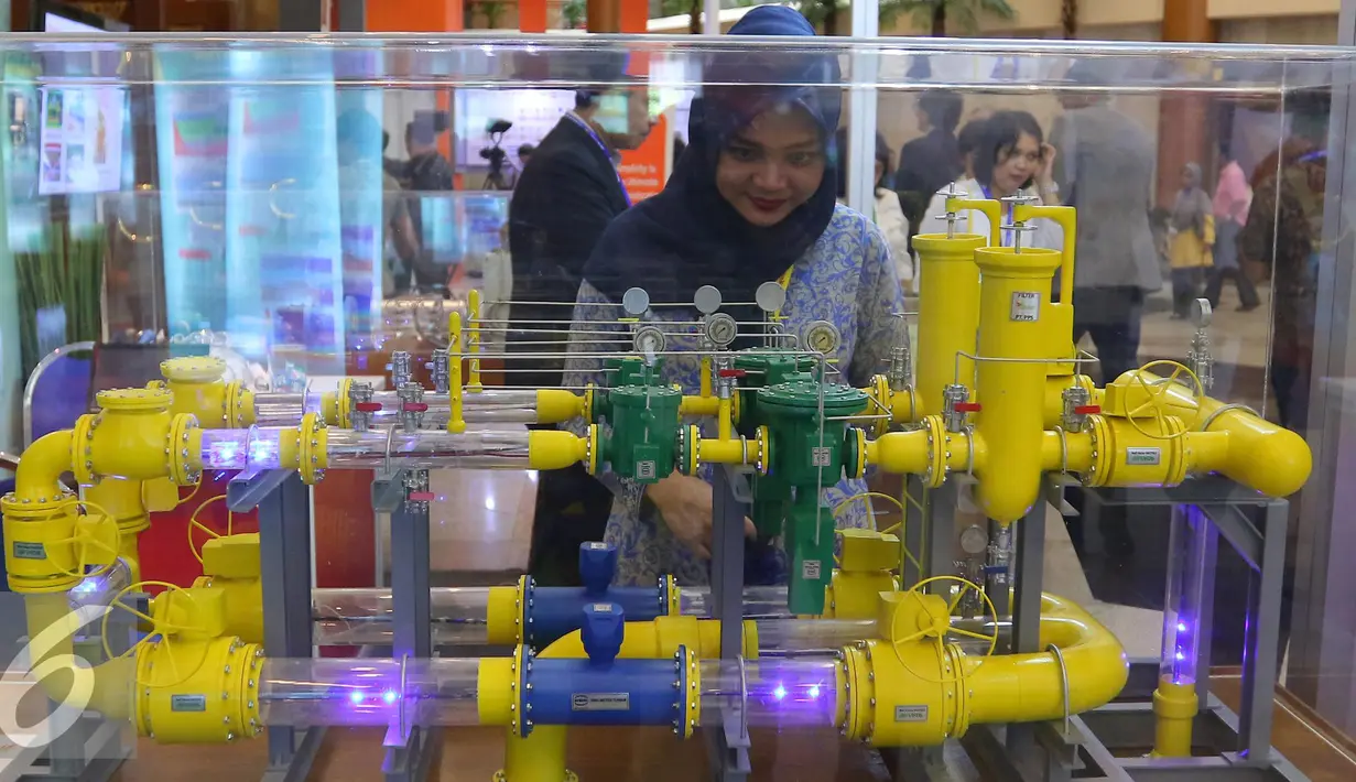 Pengunjung melihat maket di pameran Indonesian Petroleum Association (IPA) di JCC, Jakarta, Rabu (25/5). Pameran ini merupakan pameran migas terbesar di Asia Tenggara. (Liputan6.com/Angga Yuniar)