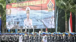 Seluruh pasukan polisi militer TNI AL mengikuti upacara HUT Polisi Militer TNI Angkatan Laut (Pomal) ke-70 yang dipimpin oleh Kasal Laksamana TNI Ade Supandi di Mako Puspomal, Jakarta, Jumat (19/2). (Liputan6.com/Faizal Fanani)