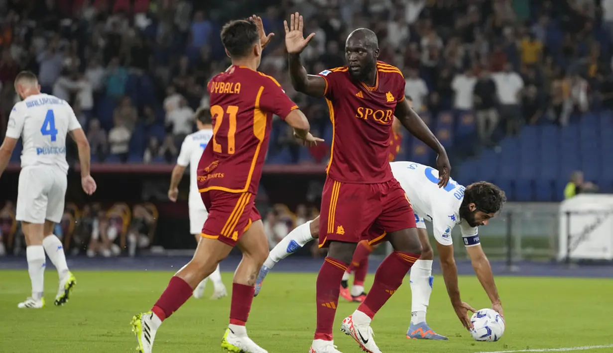 Pemain AS Roma, Romelu Lukaku, merayakan gol bersama Paulo Dybala saat melawan Empoli pada laga Liga Italia di Stadion Olimpico, Roma, Senin (18/9/2023). AS Roma menang dengan skor telak 7-0. (AP Photo/Alessandra Tarantino)