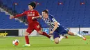 Penyerang Liverpool, Takumi Minamino merebut bola dari pemain Brighton & Hove Albion, Lewis Dunk pada lanjutan pertandingan Liga Inggris di Stadion Falmer, Kamis (9/7/2020) dini hari WIB. Liverpool berhasil kalahkan Brighton dengan skor 3-1. (AP Photo/Paul Childs,Pool)