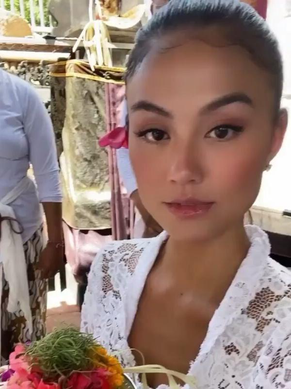 Potret Agnez Mo Pakai Kebaya Tradisional Bali (sumber: instagram/agnezmo)