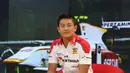 Pebalap Rio Haryanto menunggu proses syuting untuk sesi wawancara bersama SCTV di SCTV Tower, Jakarta, Jumat (1/8/2015).  (Bola.com/Vitalis Yogi)