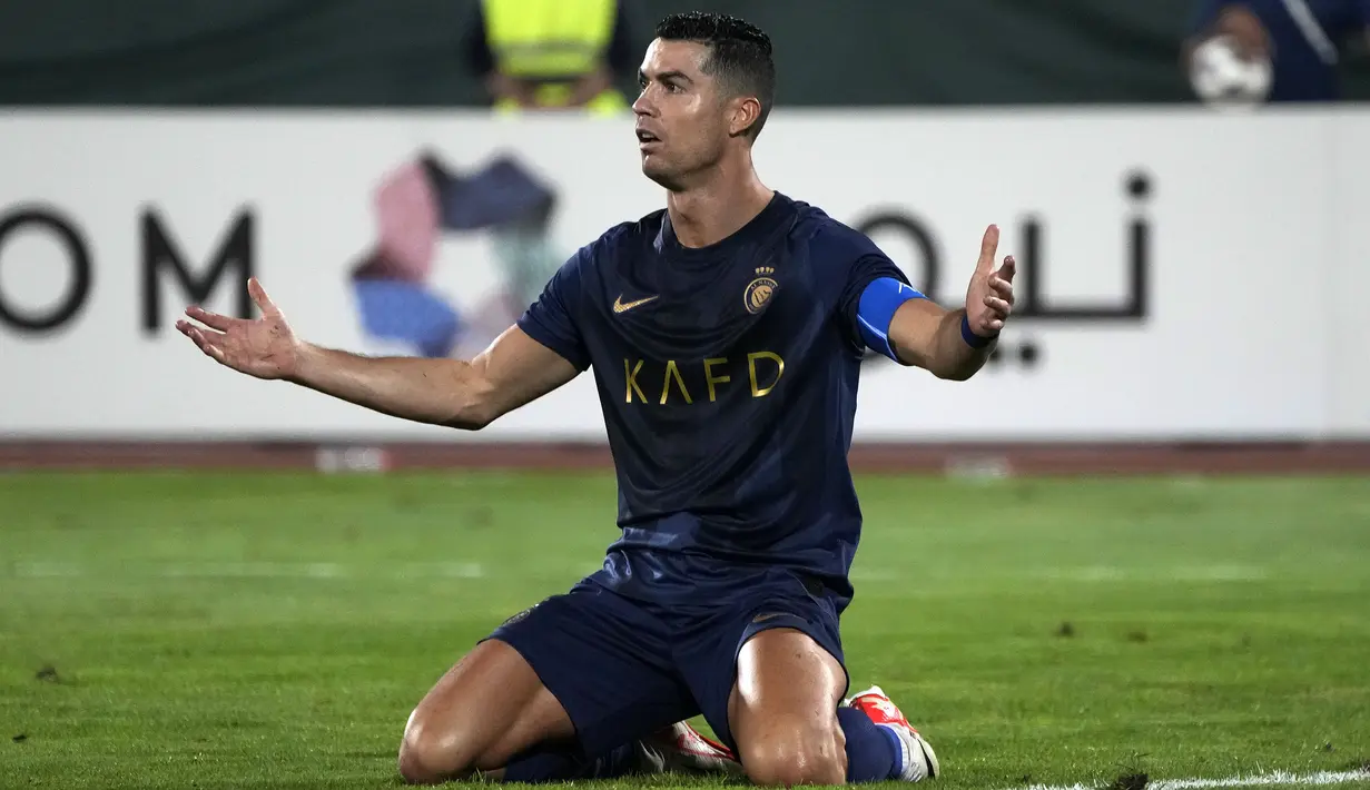 Reaksi pemain Al-Nassr, Cristiano Ronaldo (tengah) setelah dilanggar oleh pemain Persepolis pada laga Grup E Liga Champions Asia 2023/2024 di Azadi stadium, Teheran, Iran, 19 September 2023. (AP Photo/Vahid Salemi)