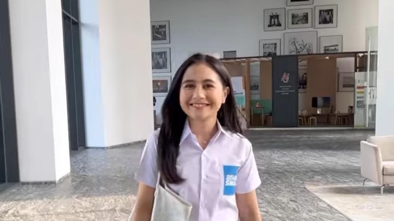 PotrePrilly Latuconsina Tampil Mengenakan Seragam SMA