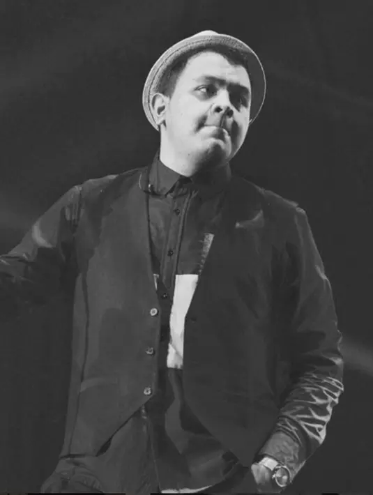 Tulus  mengaku bahwa tak mudah menjalani kariernya di industri musik  tanah air, tentunya banyak sekali cobaan dan jatuh bangun. (viainstagram@tulusm/Bintang.com)