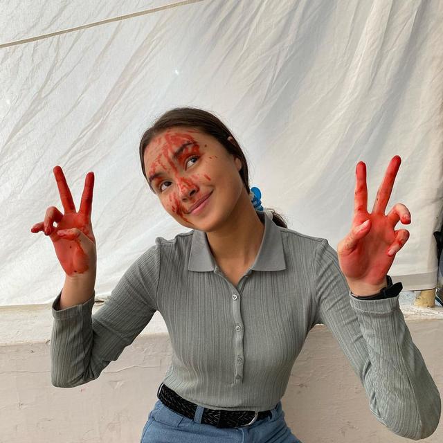 6 Potret Caitlin Halderman Demi Perannya Sebagai Ambar di Film Ivanna, Totalitas