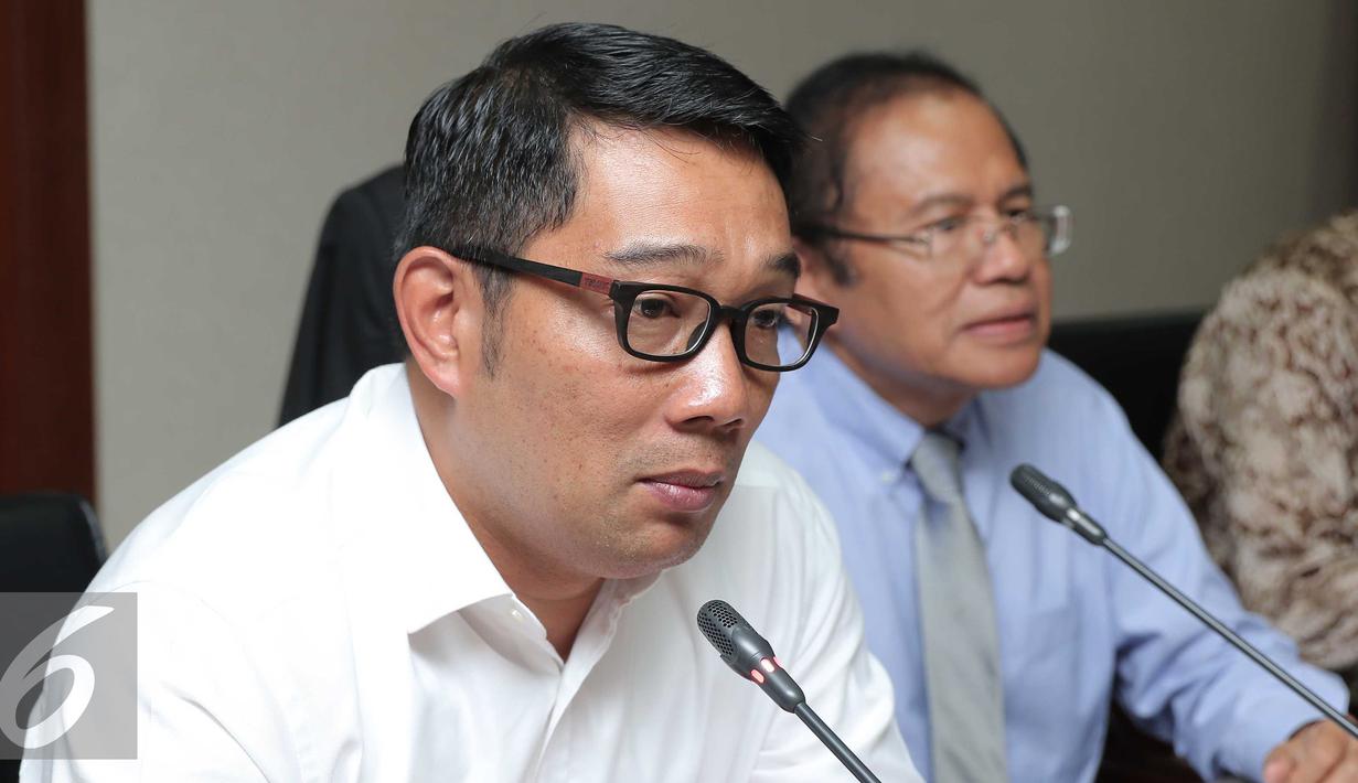 Wali Kota Bandung Ridwan Kamil memberikan keterangan saat dengan Menko Kemaritiman, Rizal Ramli di Jakarta, Selasa (24/11). Rapat membahas pembuatan tol dalam Kota Bandung untuk mengurangi kemacetan. (Liputan6.com/Angga Yuniar)